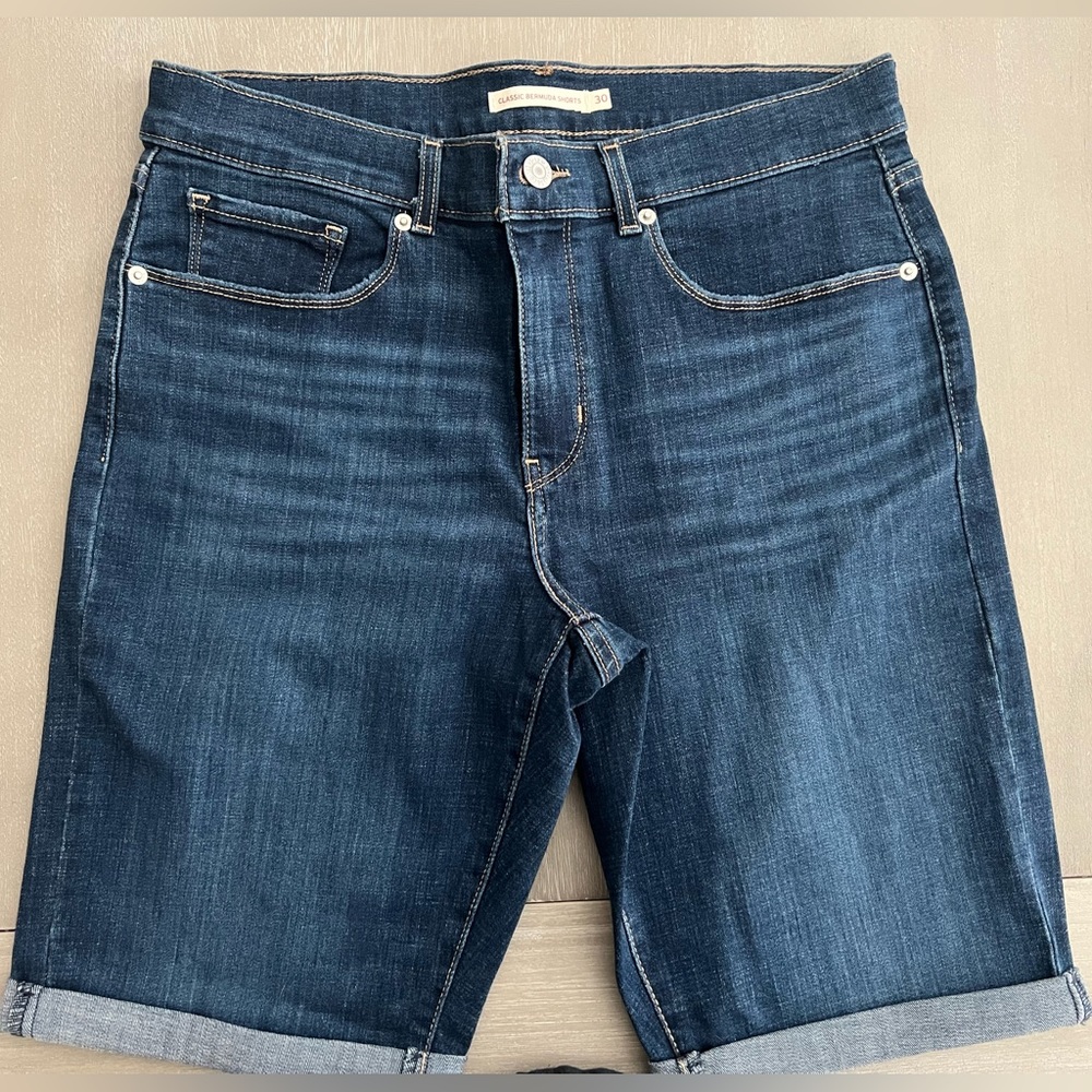 Levi’s denim Bermuda shorts, size 30.